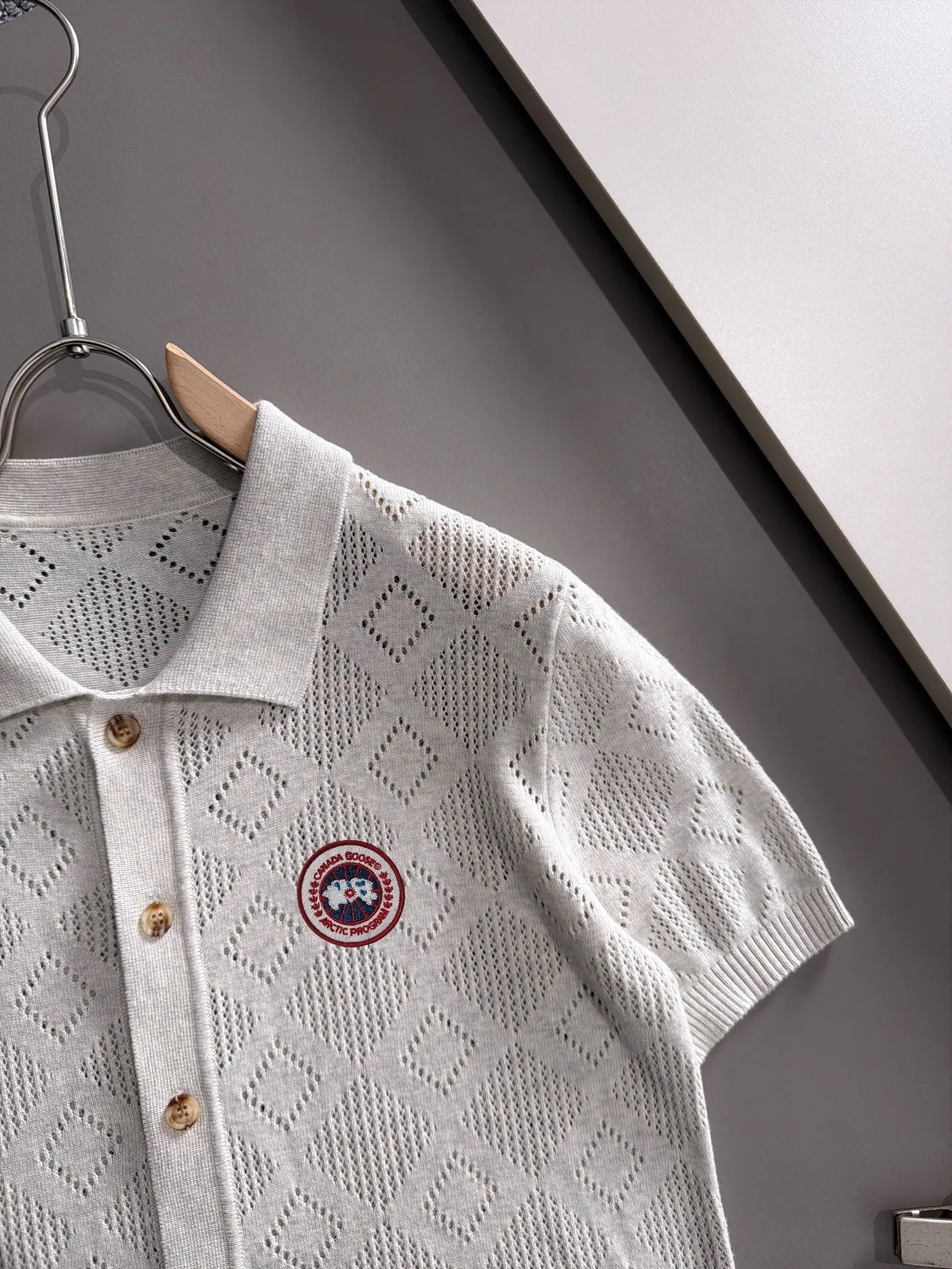 Big Goose High Quality 26ss New Arrival men's knitted short-sleeved T-shirt is made of combed cotton yarn knitted cotton fabric, no pressure when entering and exiting the counter. Exclusive control of raw materials. It feels substantial when weighed, and the upper body is more textured than ordinary T-shirts. This texture can handle the weather easily and is suitable for both hot and cold! Designed for a loose fit. Size: M to 3XL